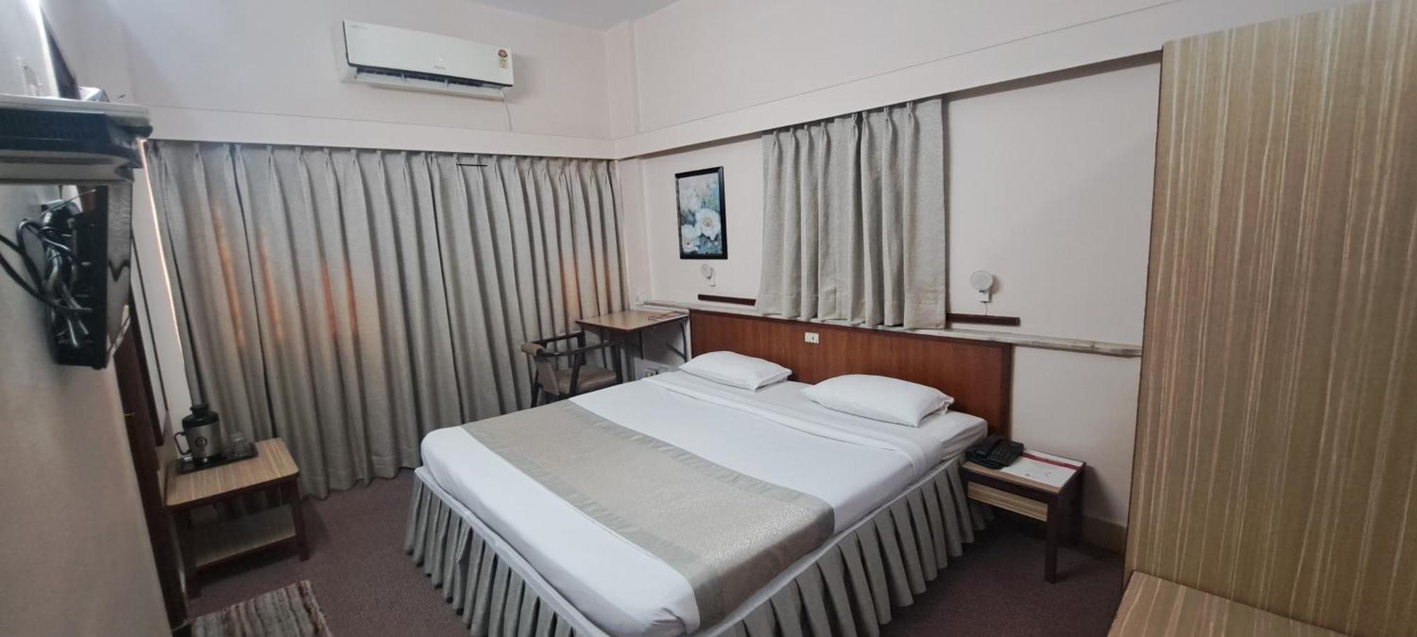 Hotel Swaroop Pune Zewnętrze zdjęcie
