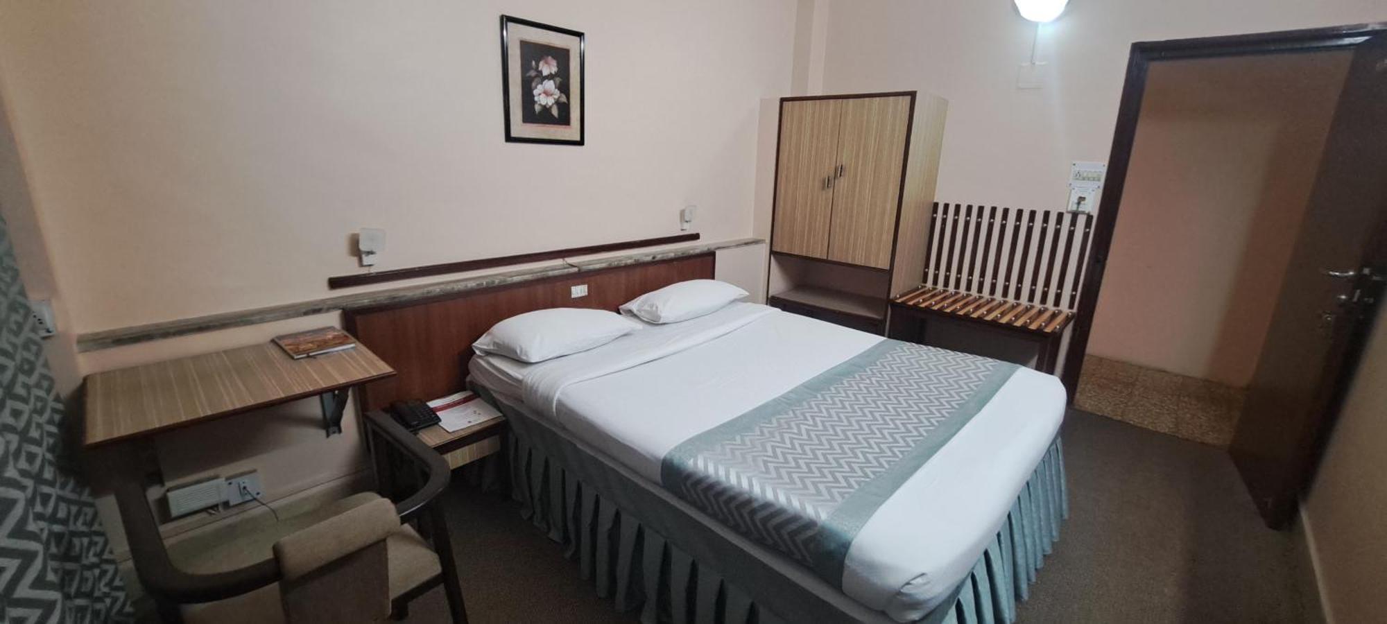 Hotel Swaroop Pune Zewnętrze zdjęcie