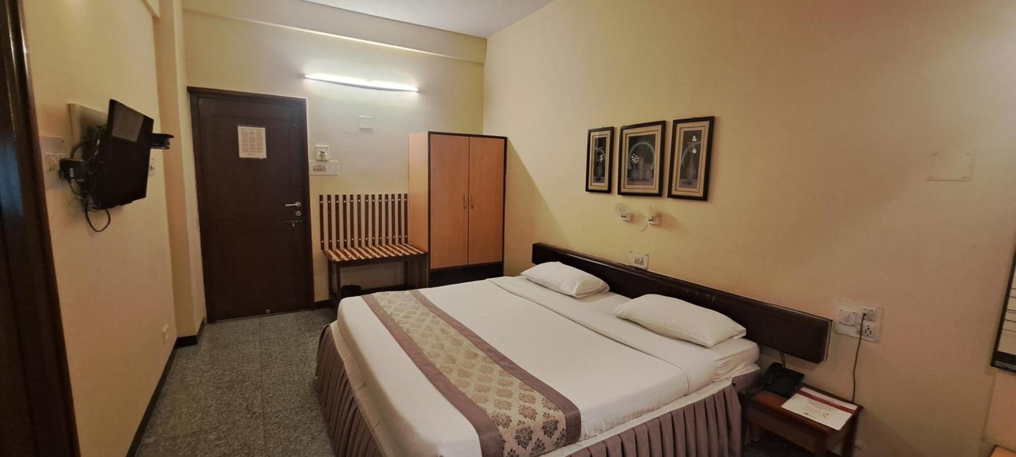 Hotel Swaroop Pune Zewnętrze zdjęcie