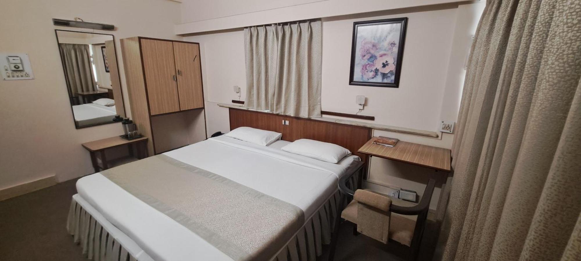 Hotel Swaroop Pune Zewnętrze zdjęcie