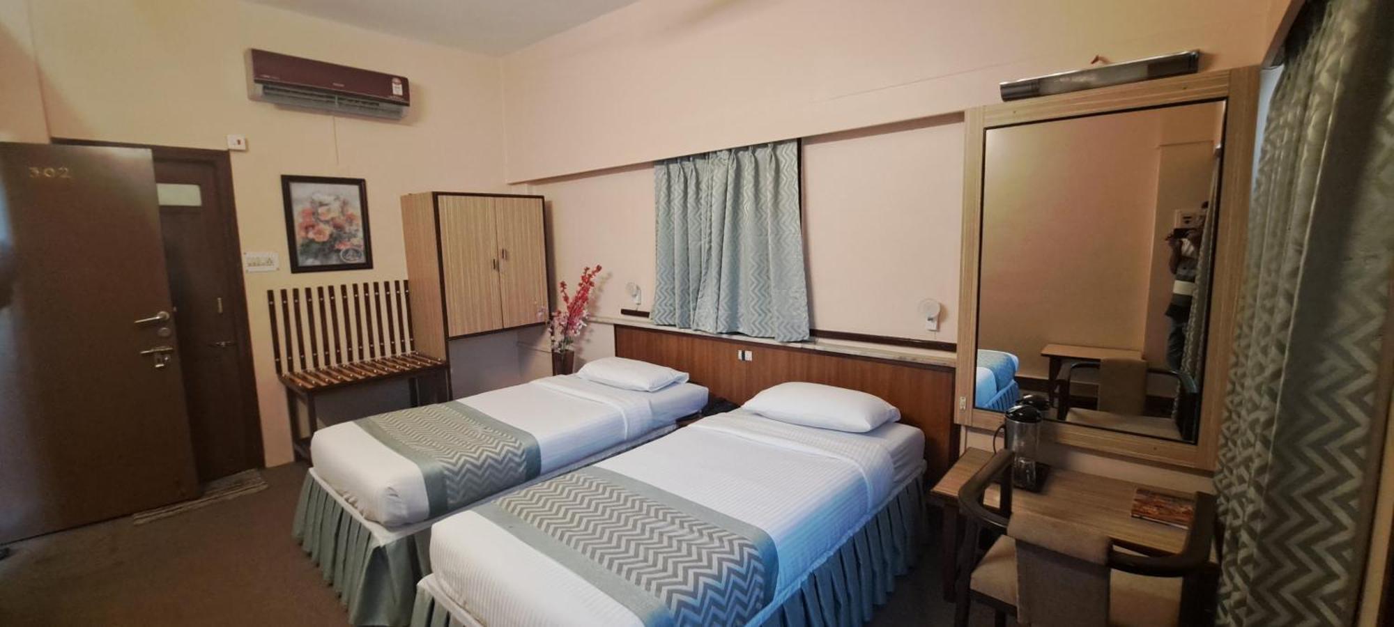 Hotel Swaroop Pune Zewnętrze zdjęcie