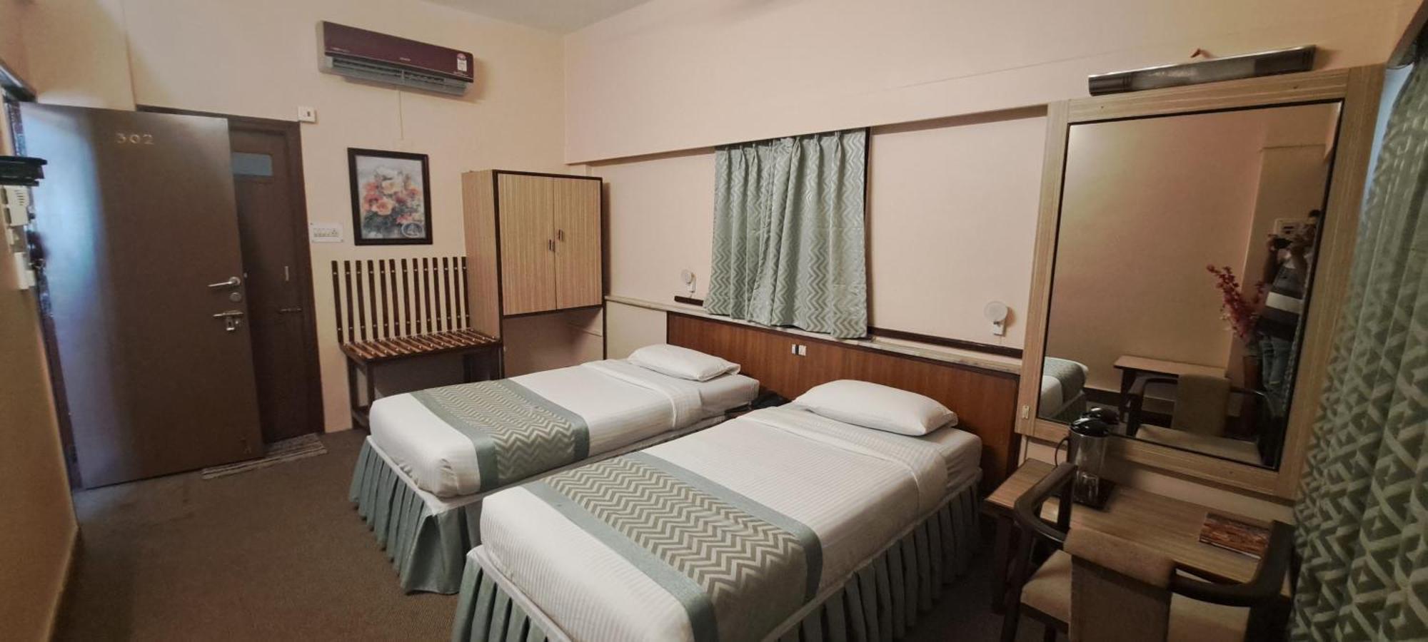 Hotel Swaroop Pune Zewnętrze zdjęcie