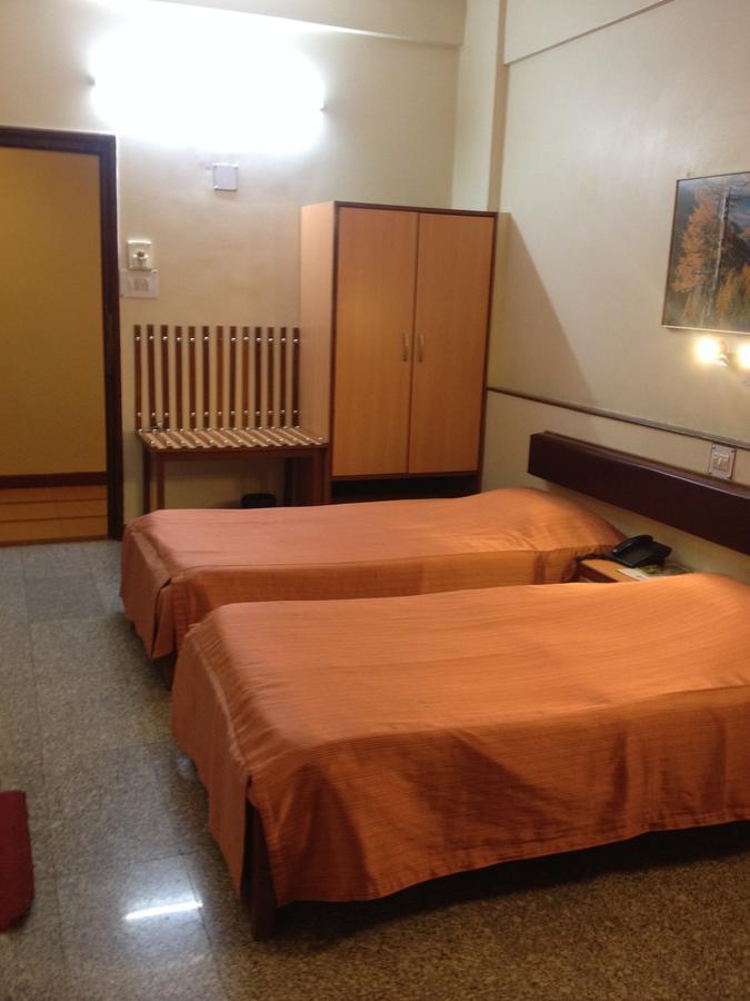 Hotel Swaroop Pune Zewnętrze zdjęcie
